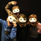 Bildet viser elever med hvite masker