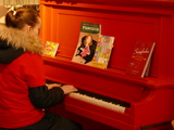 Bilde viser en jente spille på et piano.