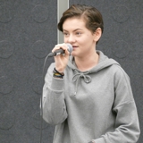 BIlder viser en jenter der synger i en mikrofon.