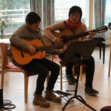 Gitarelev og lærer spiller på BOAS-konsert