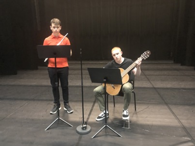 Bildet viser fløyte- og gitarduo spiller på forestilling